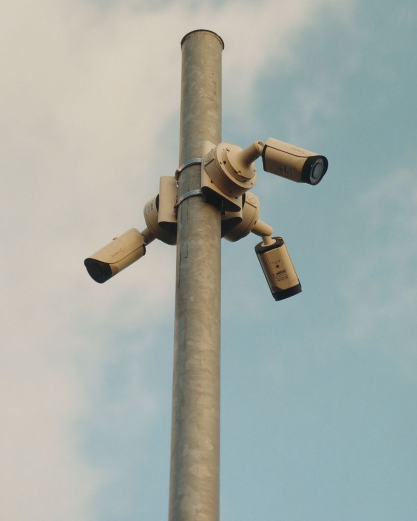 Juillet 2023, Belfast, Irlande du Nord. Cam&eacute;ras de surveillance sur le cimeti&egrave;re de Milltown.