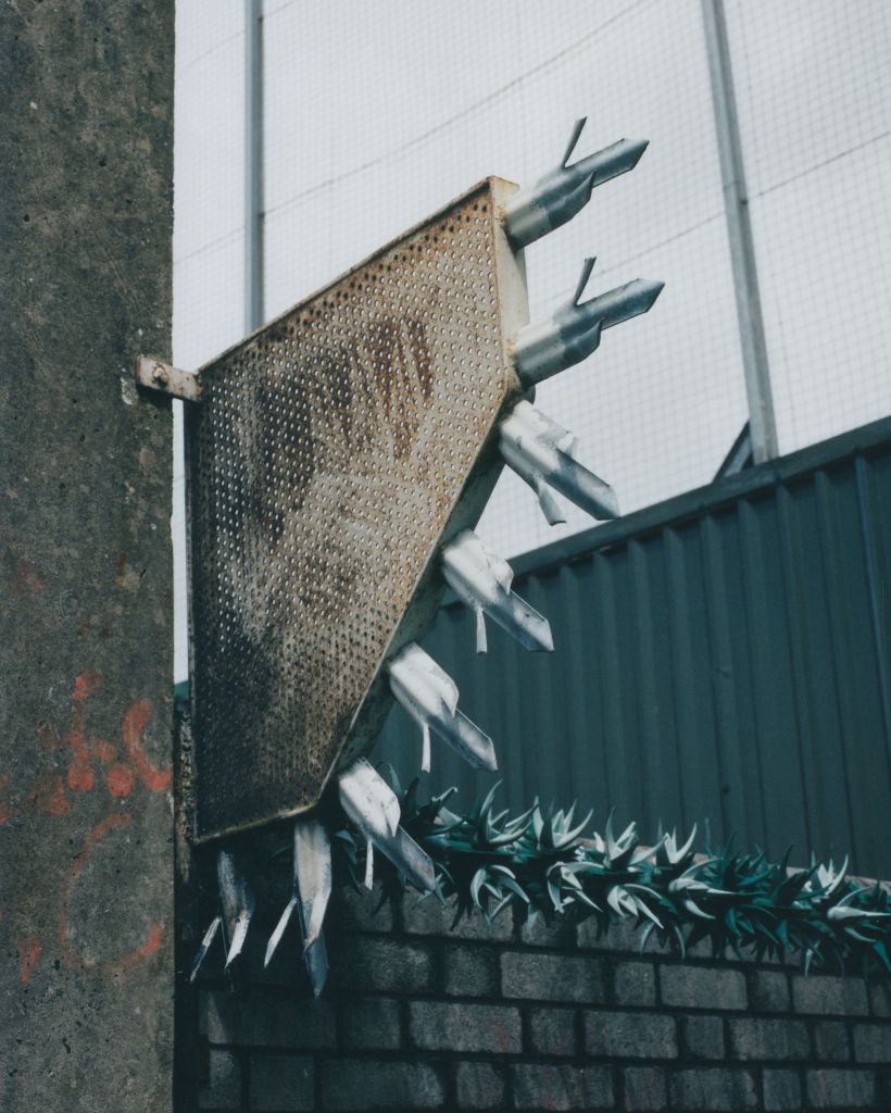 Octobre 2025, Belfast, Irlande du Nord. D&eacute;tail de la peace line de Cupar Way.