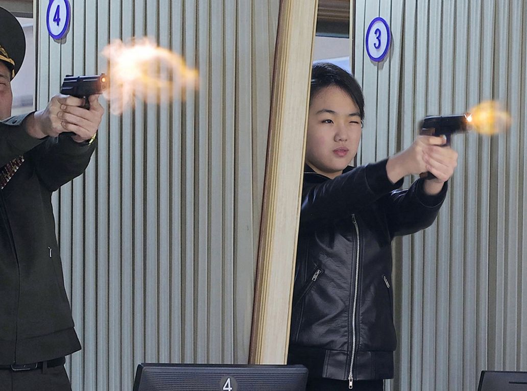 Kim Ju-ae dans un stand de tir