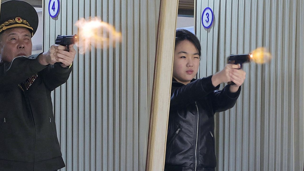 Kim Ju-ae dans un stand de tir