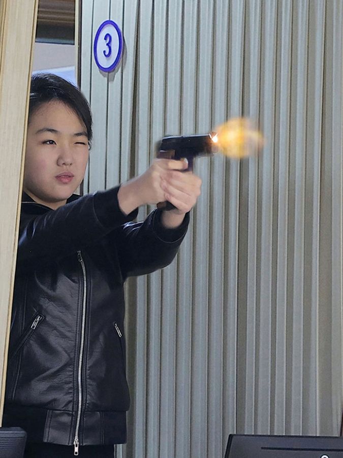 Kim Ju-ae dans un stand de tir