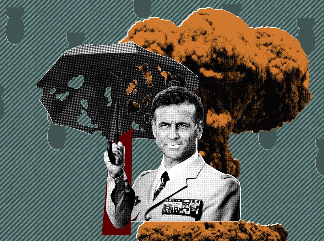 Emmanuel Macron en tenue militaire tenant un parapluie sur fond de champignon atomique