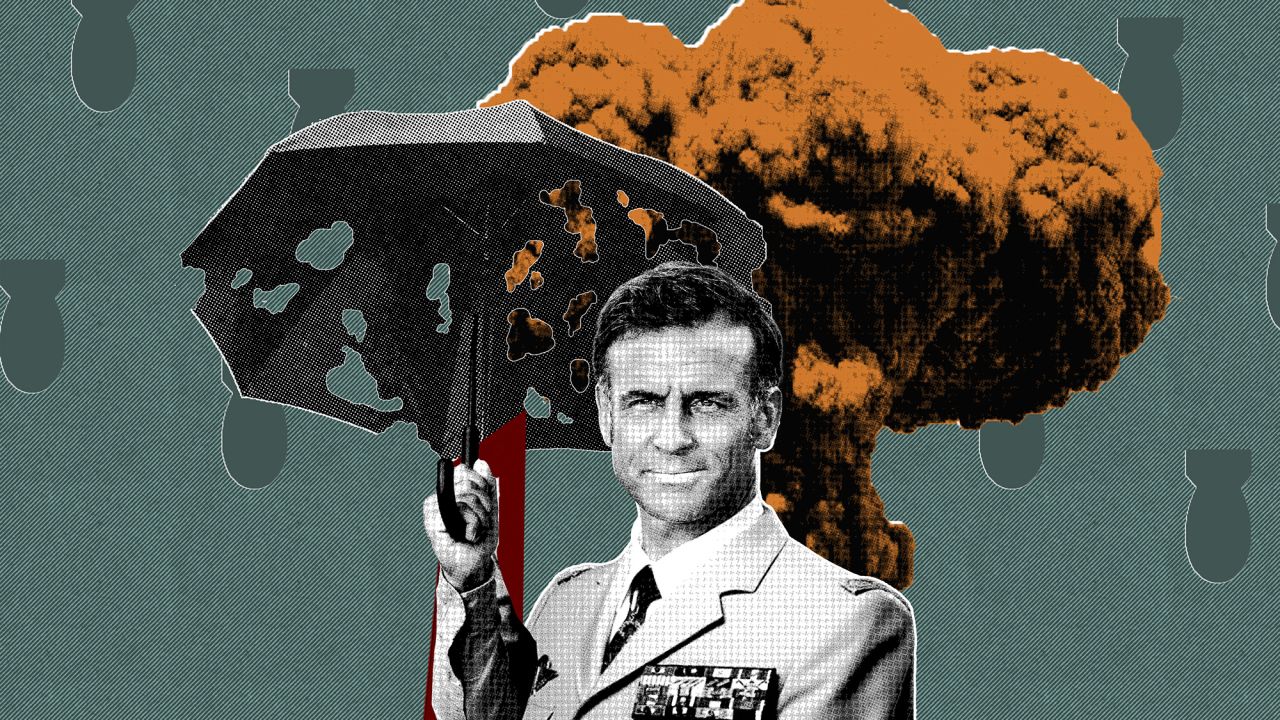Emmanuel Macron en tenue militaire tenant un parapluie sur fond de champignon atomique