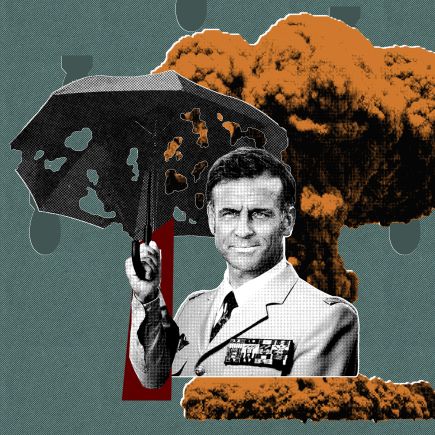 Emmanuel Macron en tenue militaire tenant un parapluie sur fond de champignon atomique