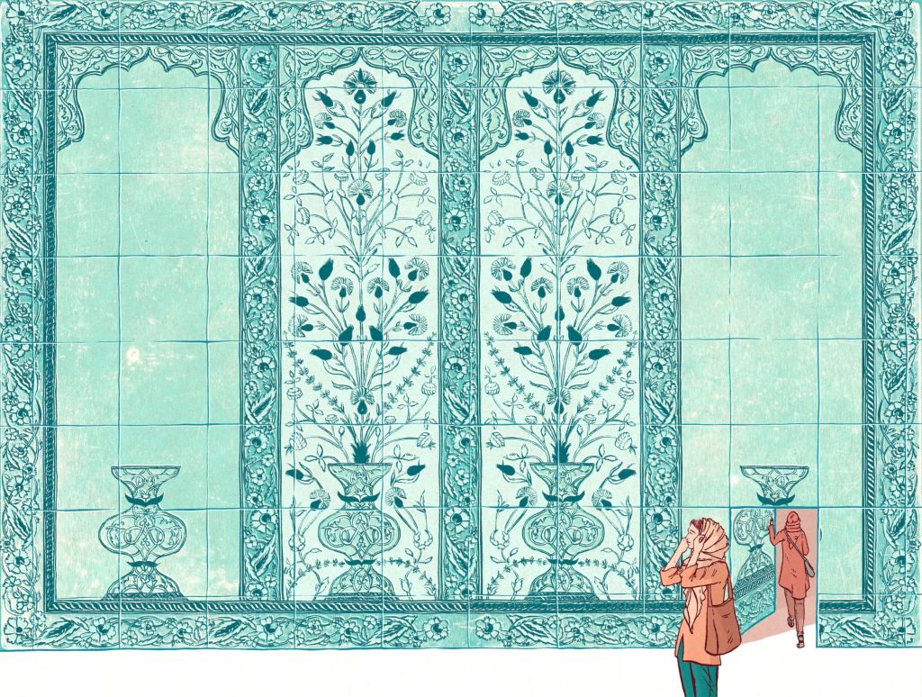 Une femme, foulard sur la t&ecirc;te, pousse une porte d&eacute;rob&eacute;e parmi des carreaux de mosa&iuml;que