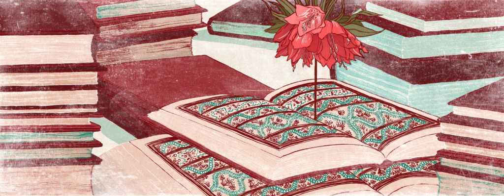 Parmi des piles de livres, l'un d'eux est ouvert et d&eacute;voile des fleurs rouges