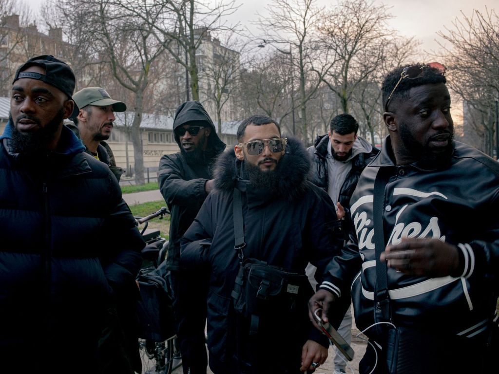 Des jeunes habillé en noir