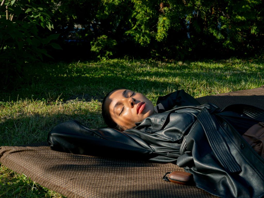 Une jeune femme allongée dans un parc