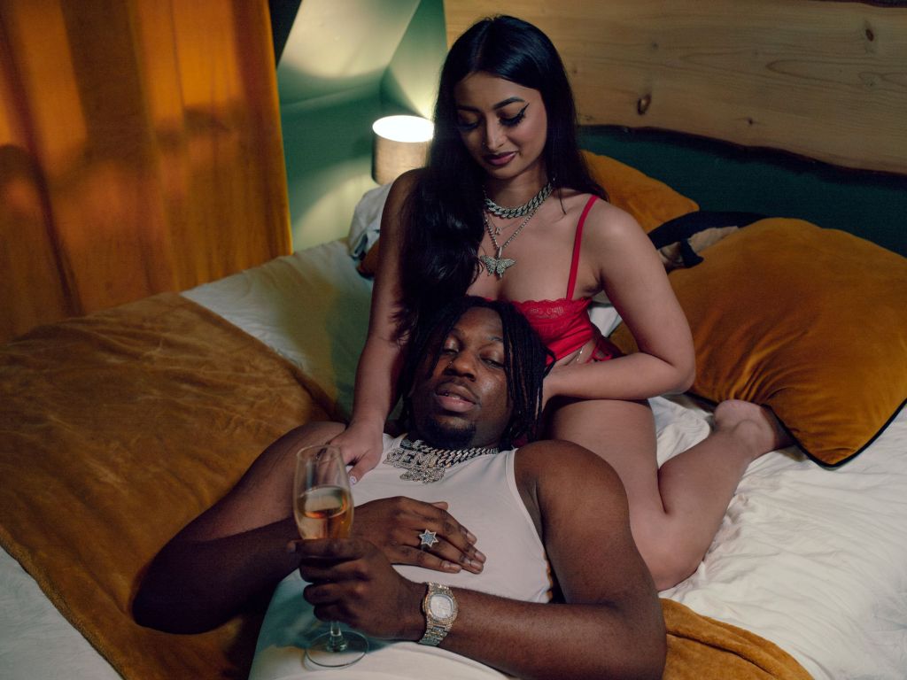 Un couple dans une chambre