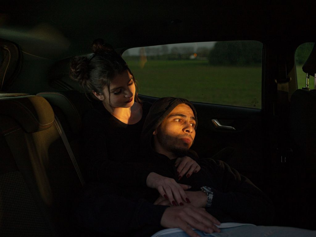 Un couple dans une voiture