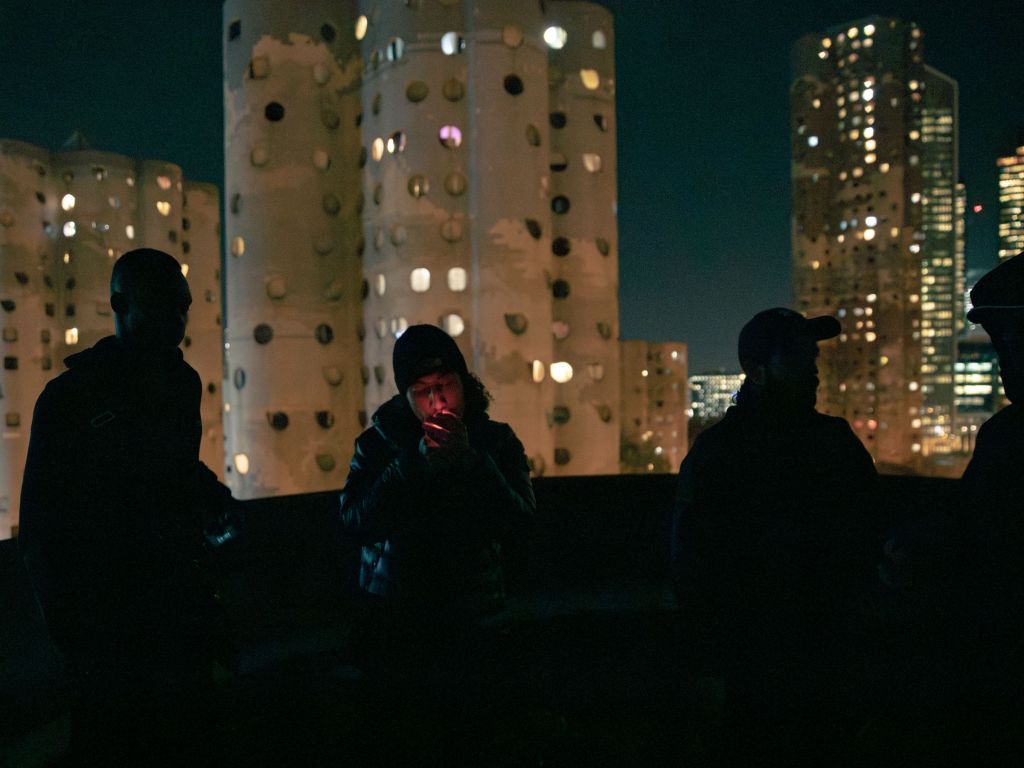 Des jeunes la nuit sur une terrasse