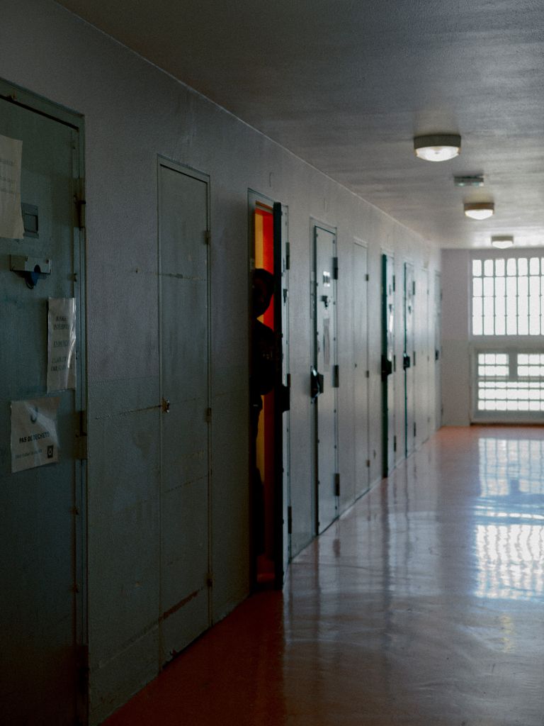 Un couloir dans un immeuble