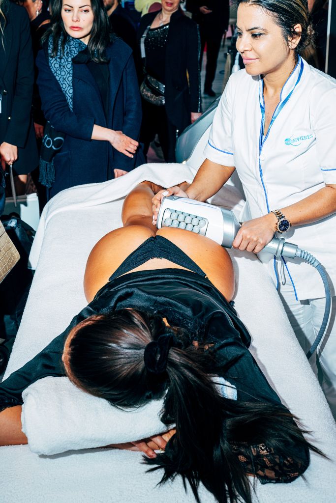 D&eacute;monstration d'un massage des fesses
