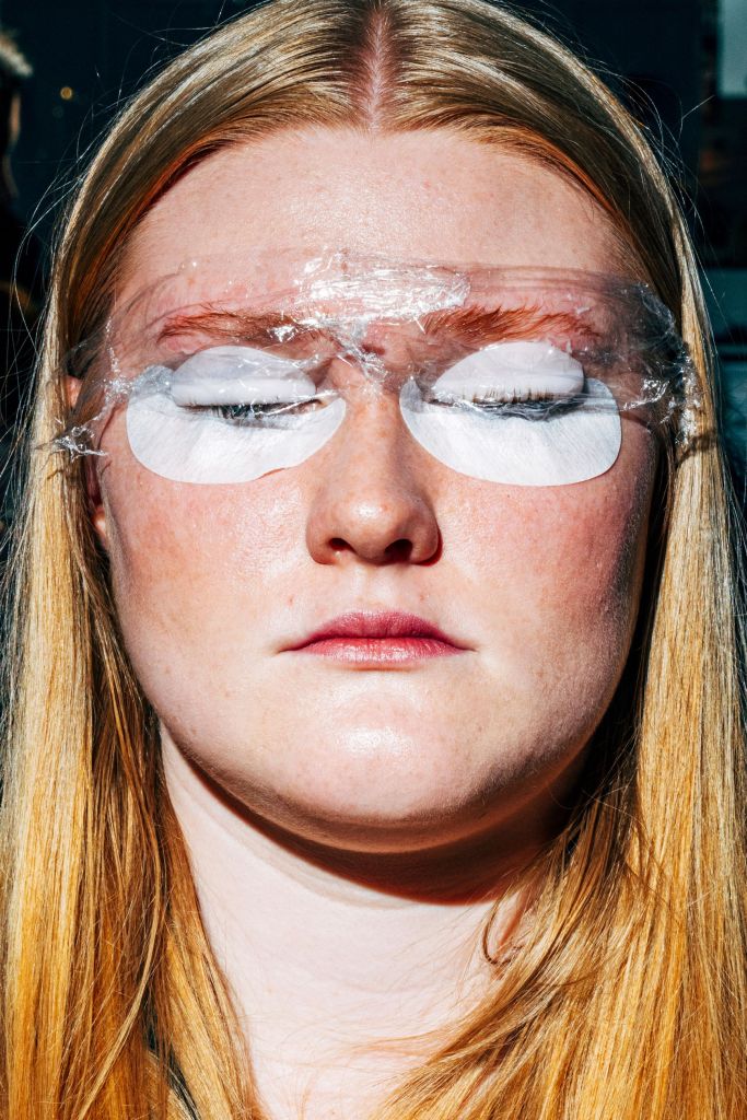Une femme, des cotons sur les yeux