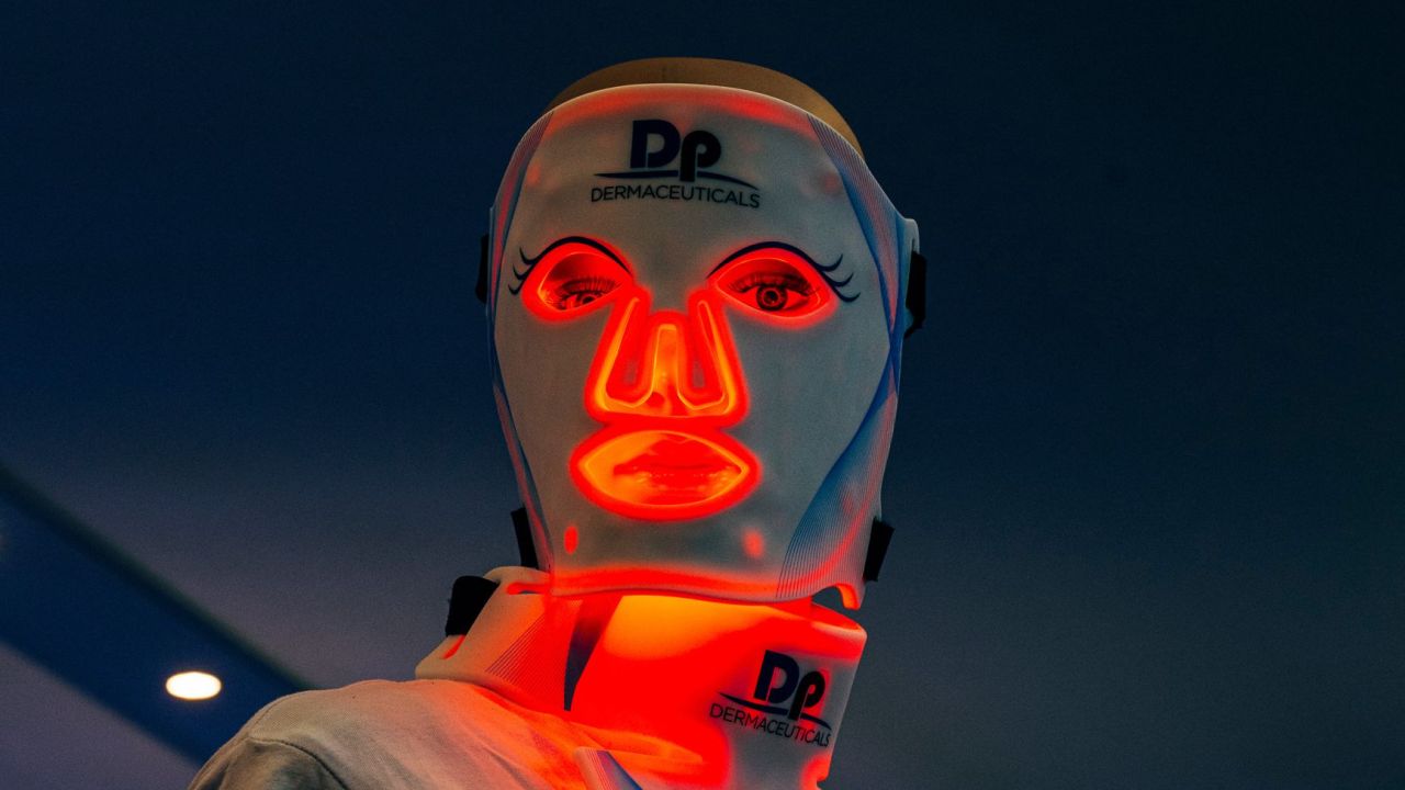 Mannequin avec un masque à infrarouges