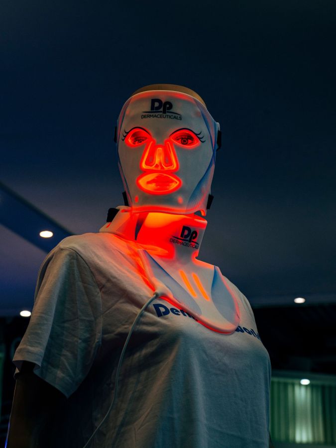 Mannequin avec un masque à infrarouges