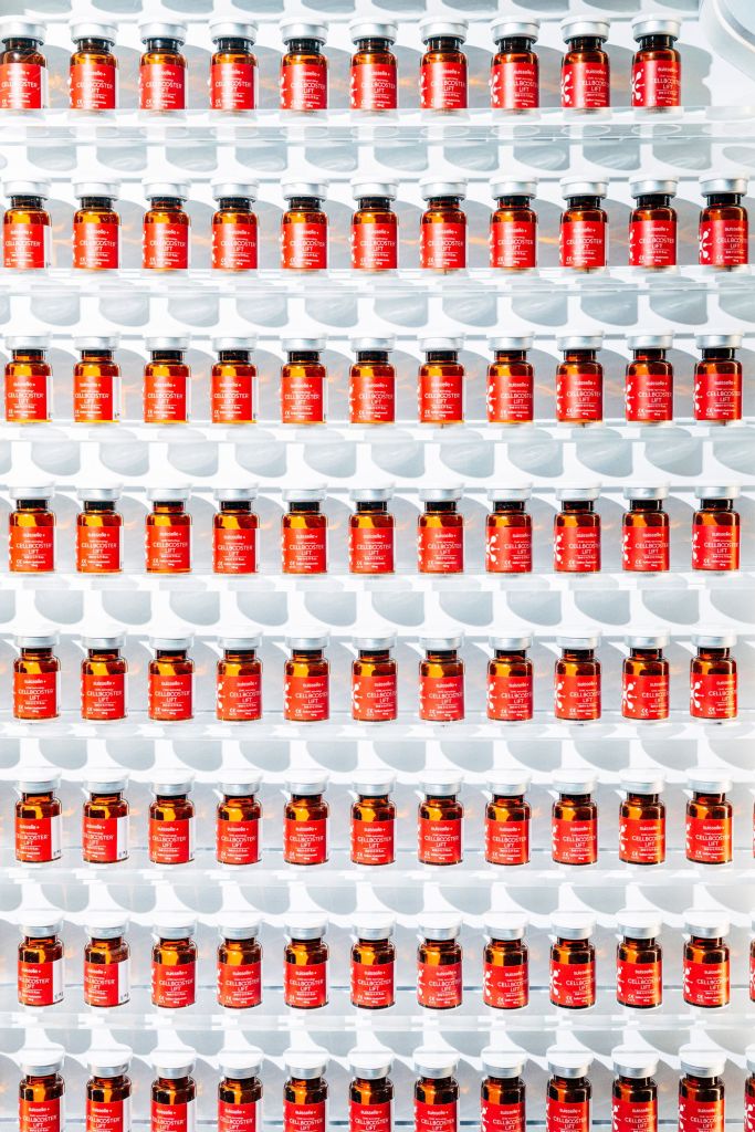 Des flacons rouge sur des &eacute;tag&egrave;res