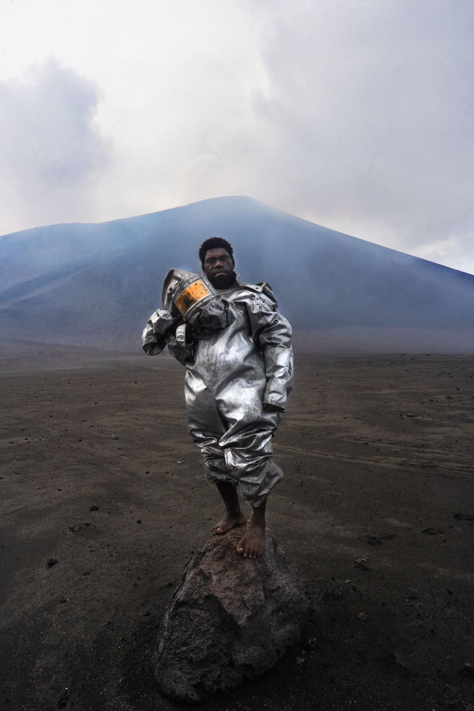 volcanologue devant un volcan