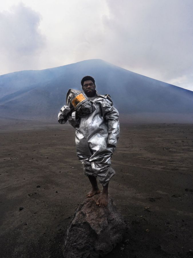 volcanologue devant un volcan
