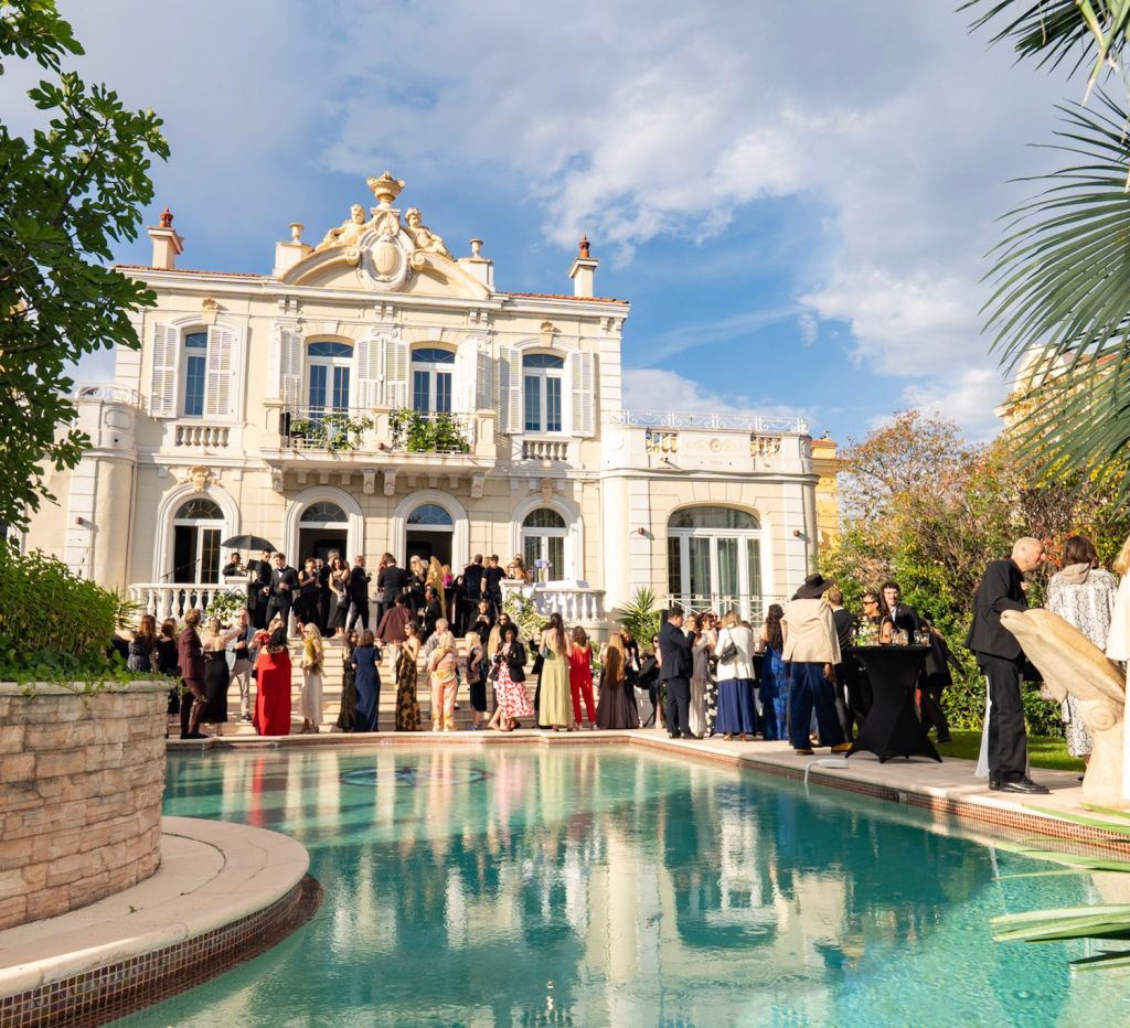 Fête dans une villa de Cannes.