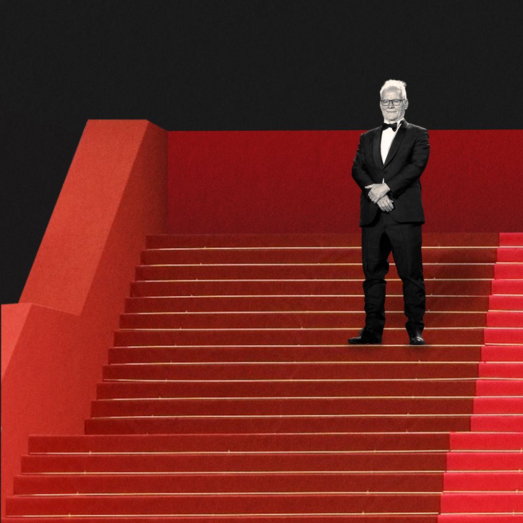 Thierry Fr&eacute;maux dans un escalier rouge