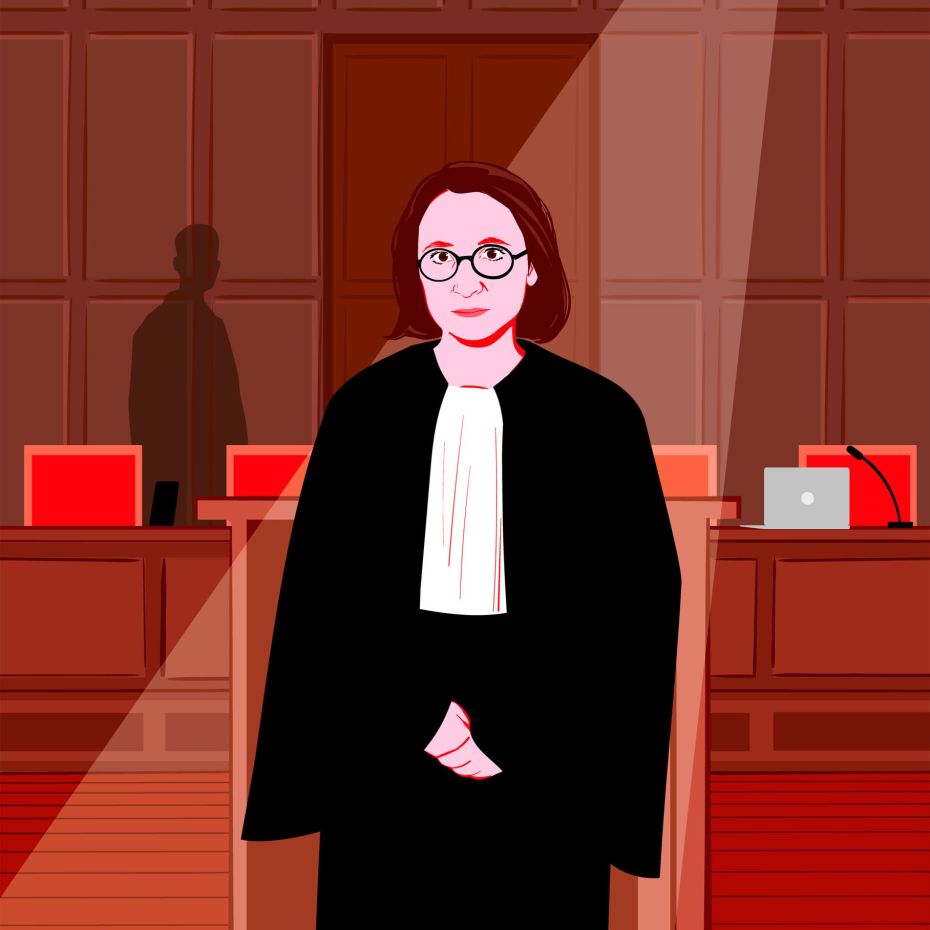 l'avocate Marie Dosé dans une salle de tribunal
