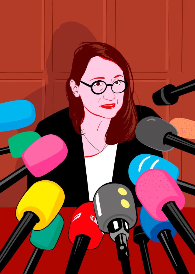 l'avocate Marie Dosé devant une forêt de micros