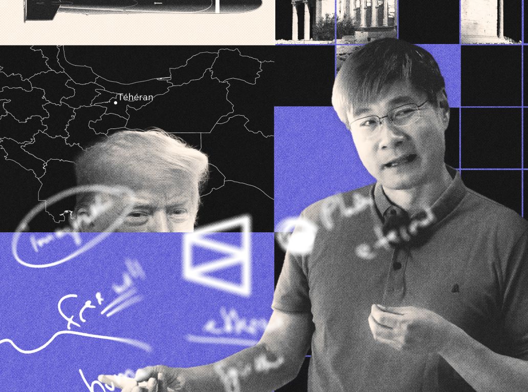 portrait de Jiang Xueqin devant un tableau avec un drone et une carte de l’Iran