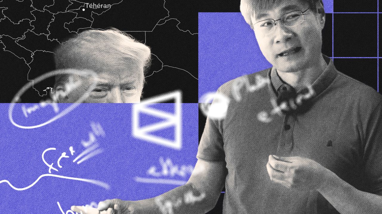 portrait de Jiang Xueqin devant un tableau avec un drone et une carte de l’Iran