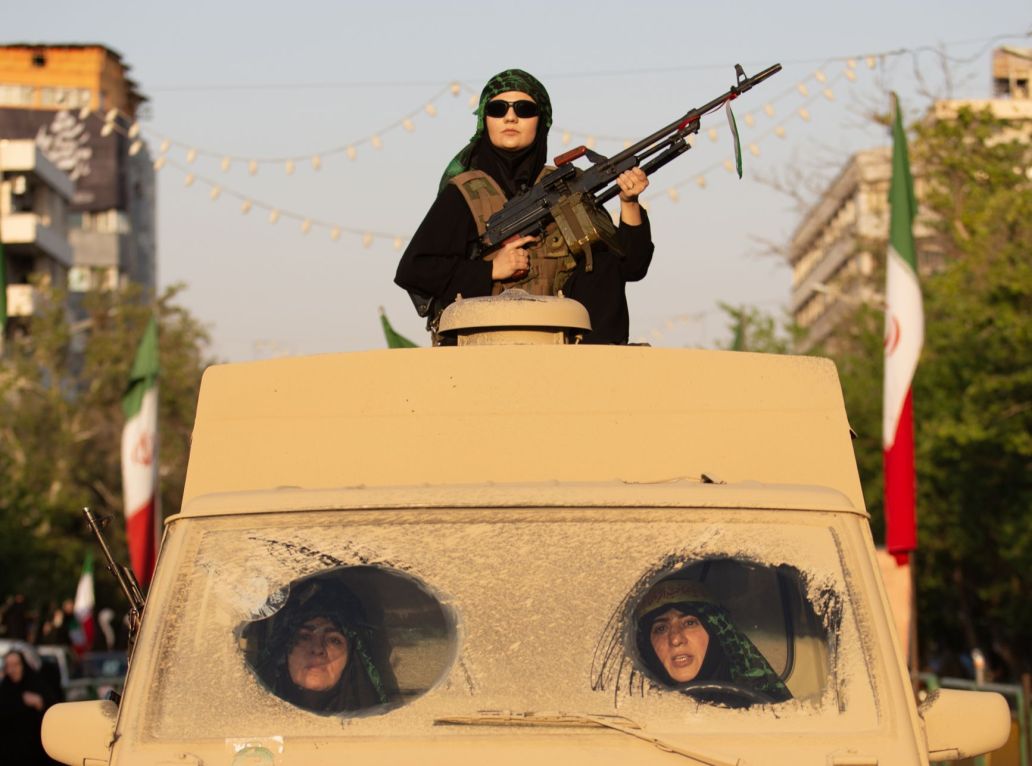 Des iraniennes armées en hidjab sur un tank à Téhéran