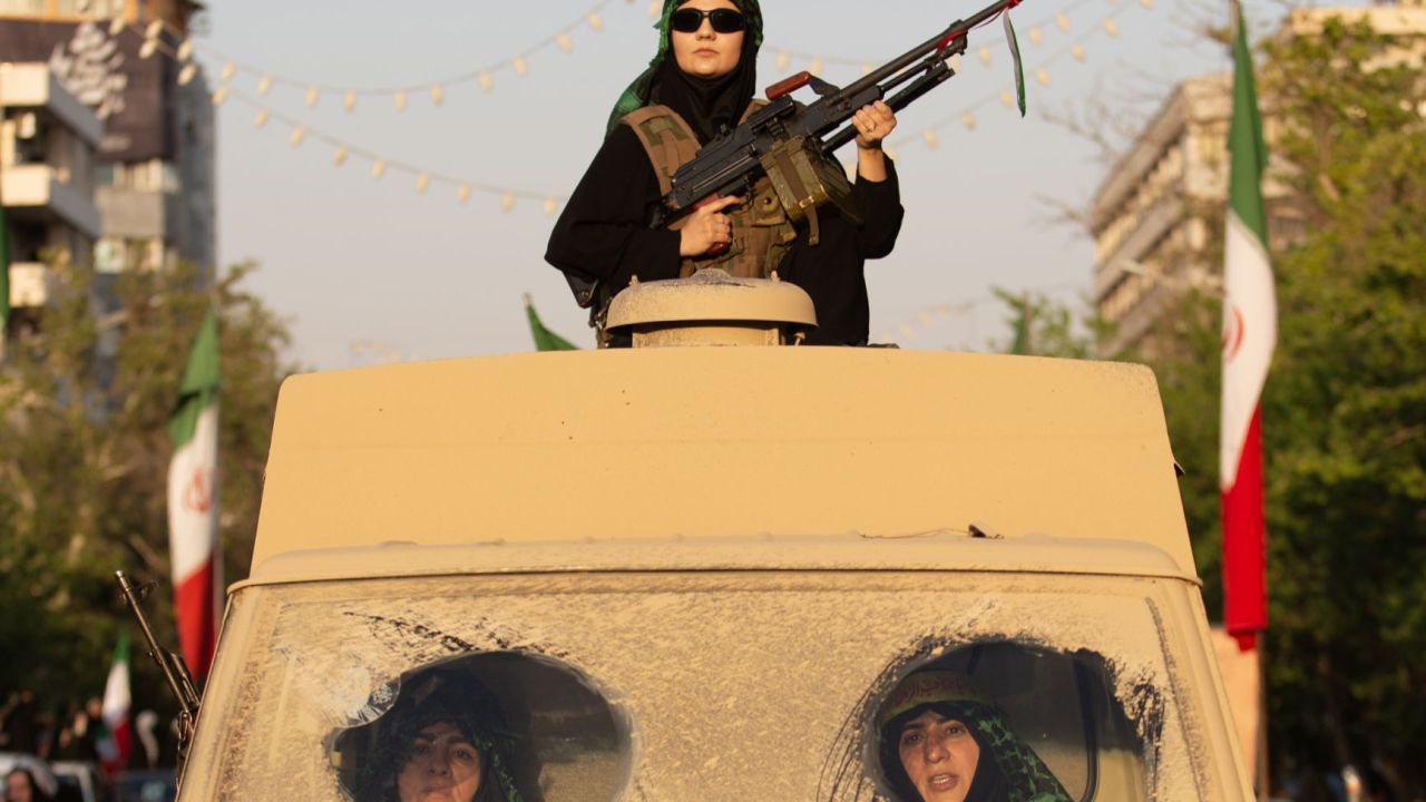 Des iraniennes armées en hidjab sur un tank à Téhéran