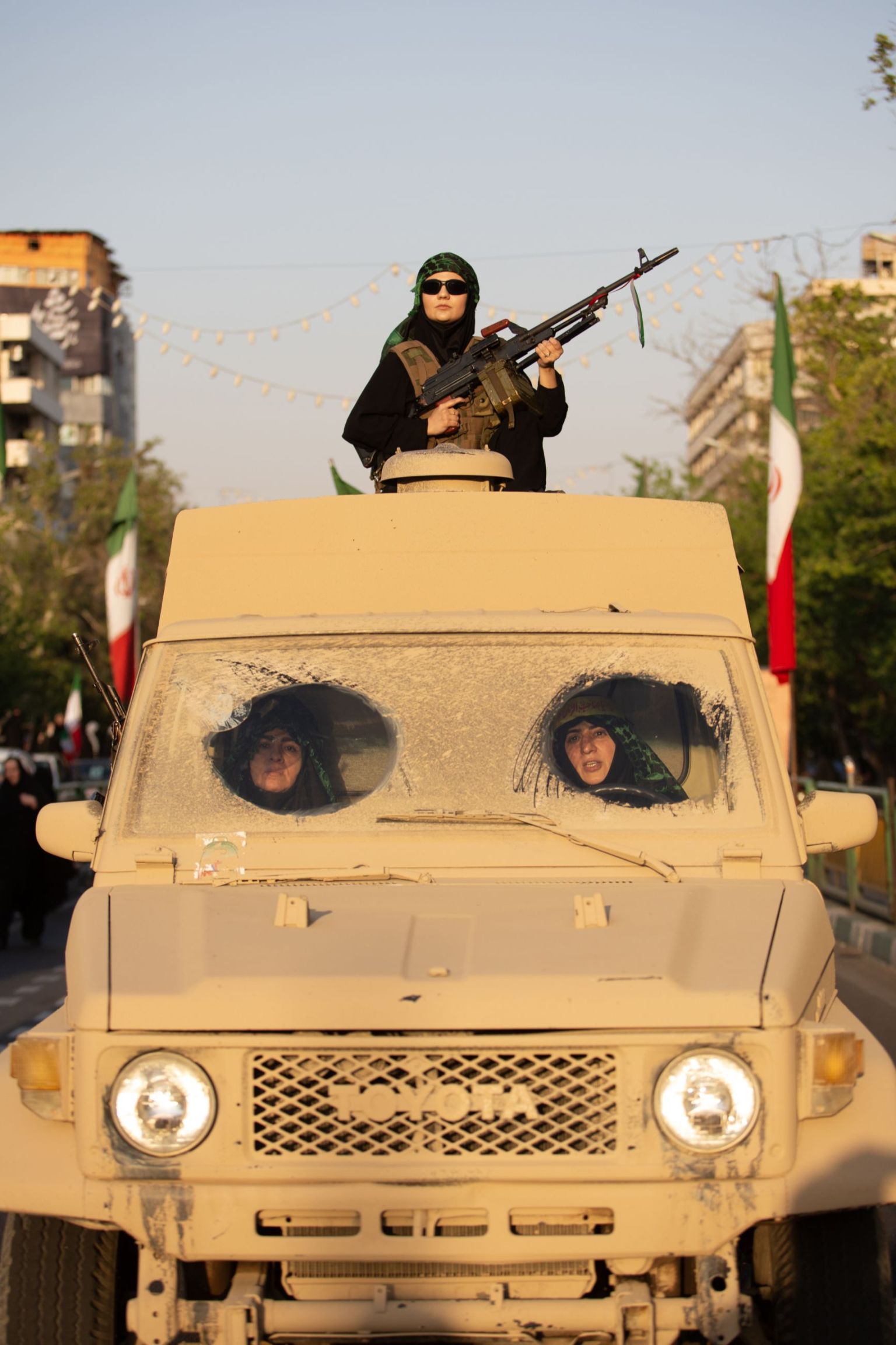 Des Iraniennes armées en hijab sur un tank à Téhéran