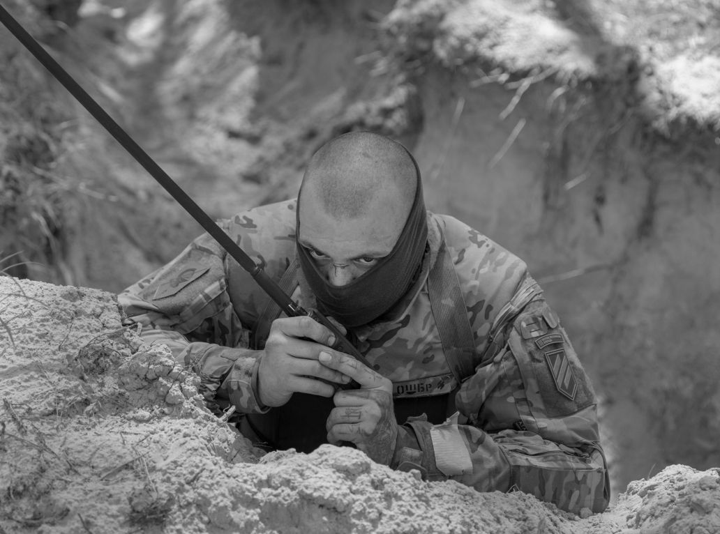 un soldat dans une tranchée en Ukraine