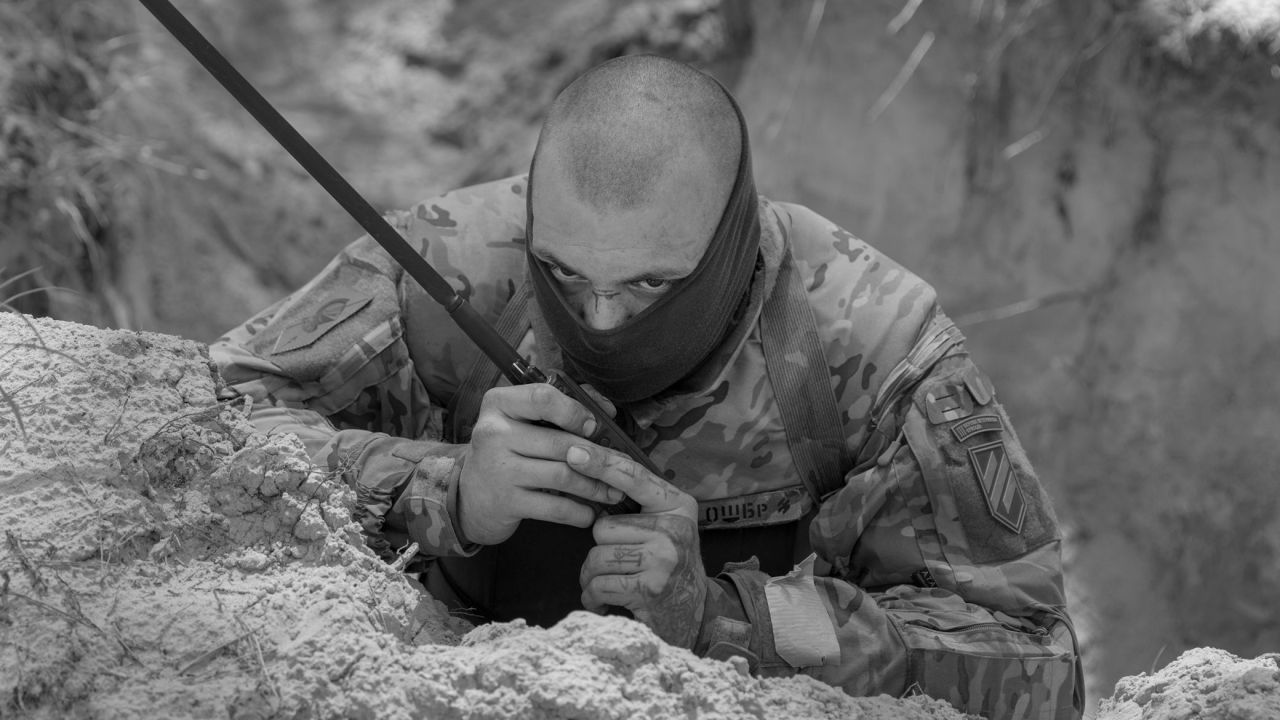 un soldat dans une tranchée en Ukraine