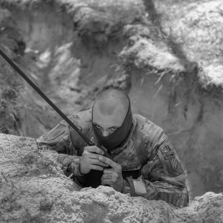 un soldat dans une tranch&eacute;e en Ukraine