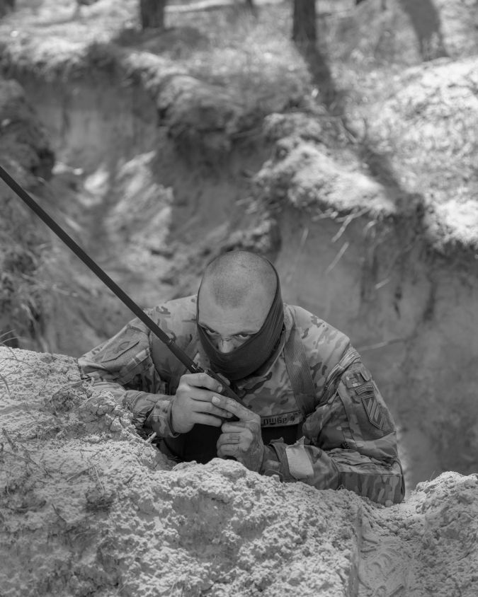 un soldat dans une tranchée en Ukraine