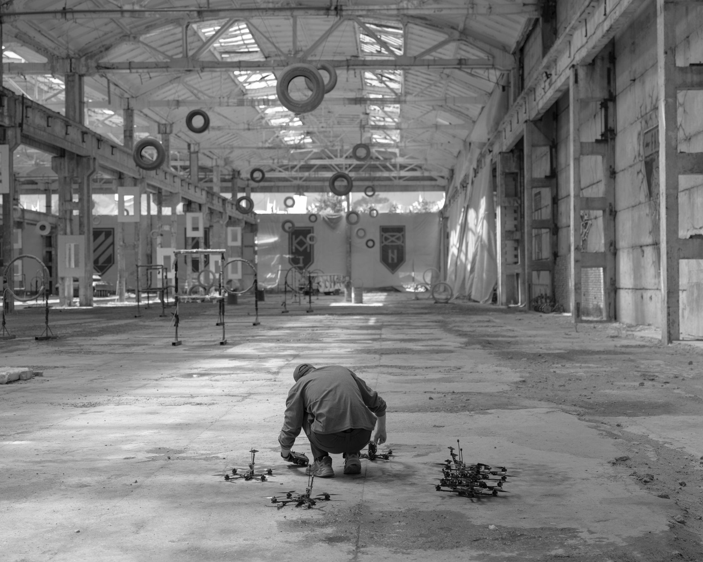 parcours d&rsquo;apprentissage pour drones dans un hangar