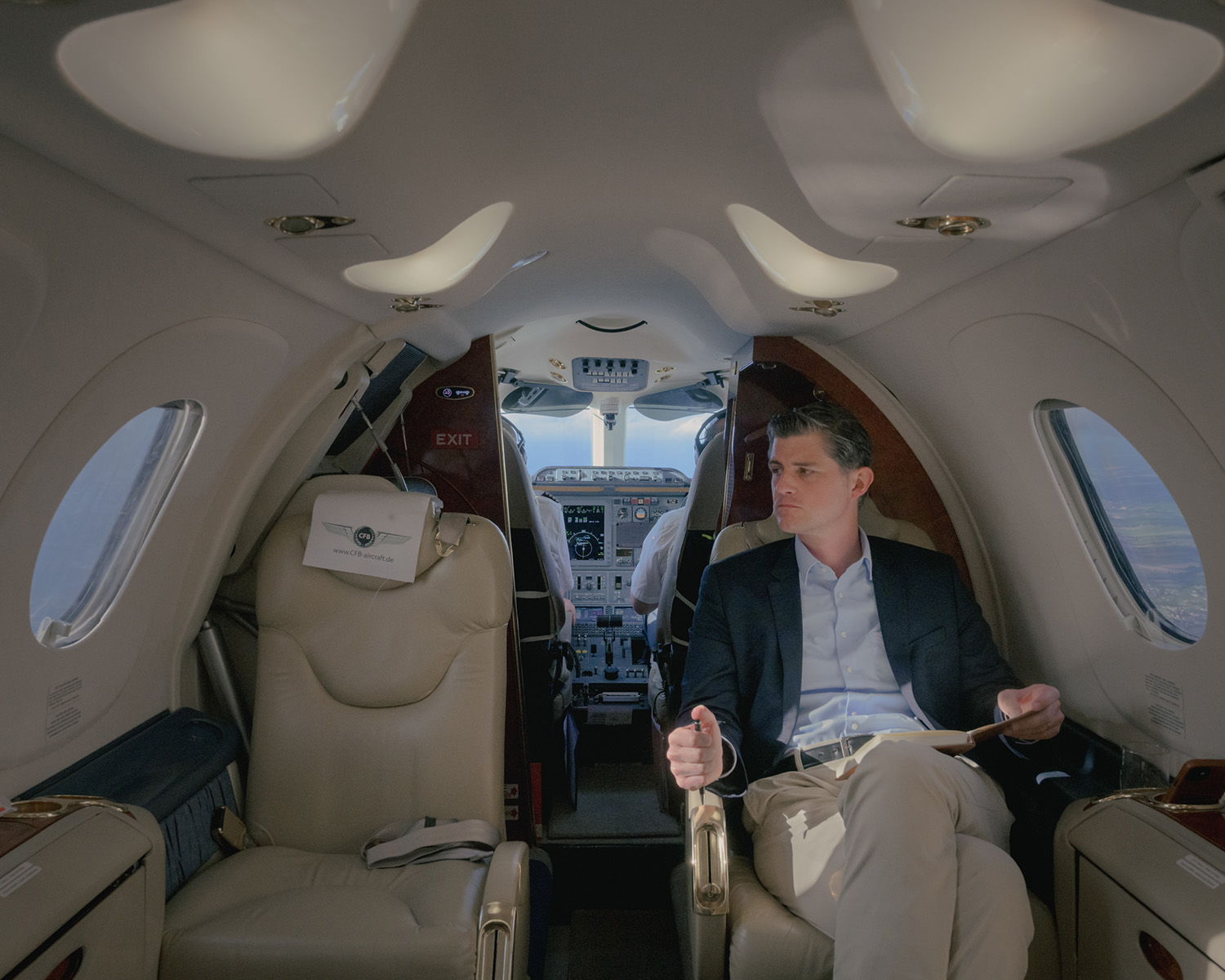 Julien Backhaus (38 ans) dans un jet privé.