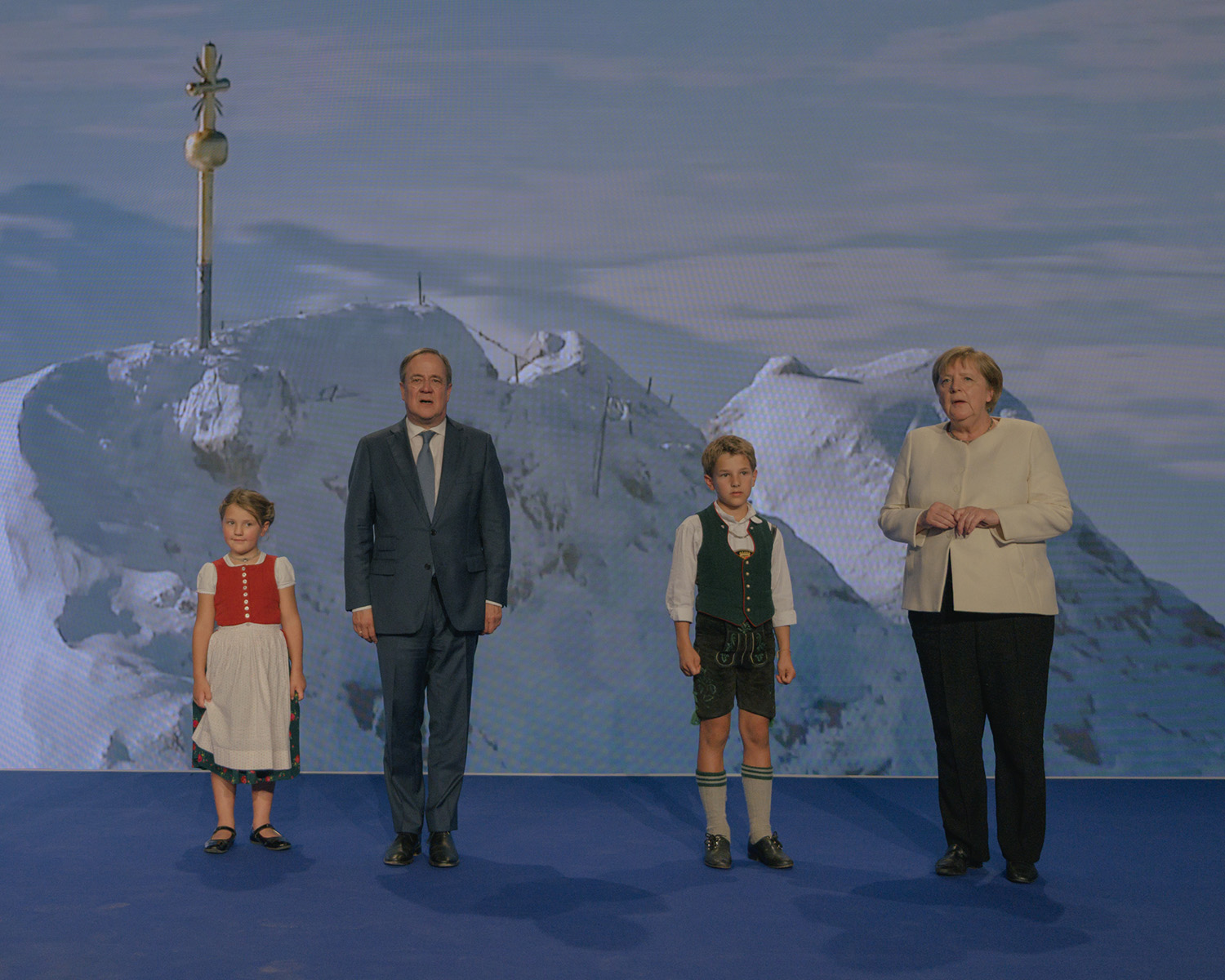 Armin Laschet, membre de l’Union chrétienne-démocrate (CDU) et Angela Merkel (alors chancelière) devant une projection vidéo de la Zugspitze, le plus haut sommet allemand