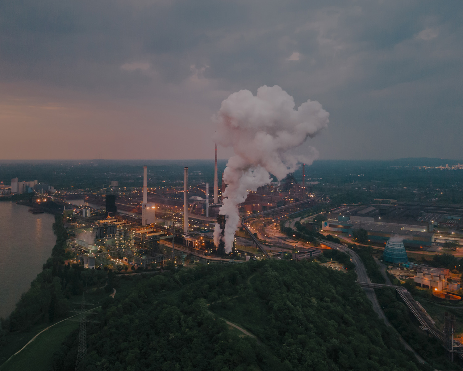 paysage avec une acièrie au centre