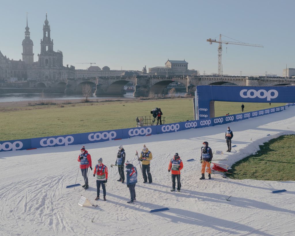 Une piste de ski en neige artificielle dans un parc de verdure