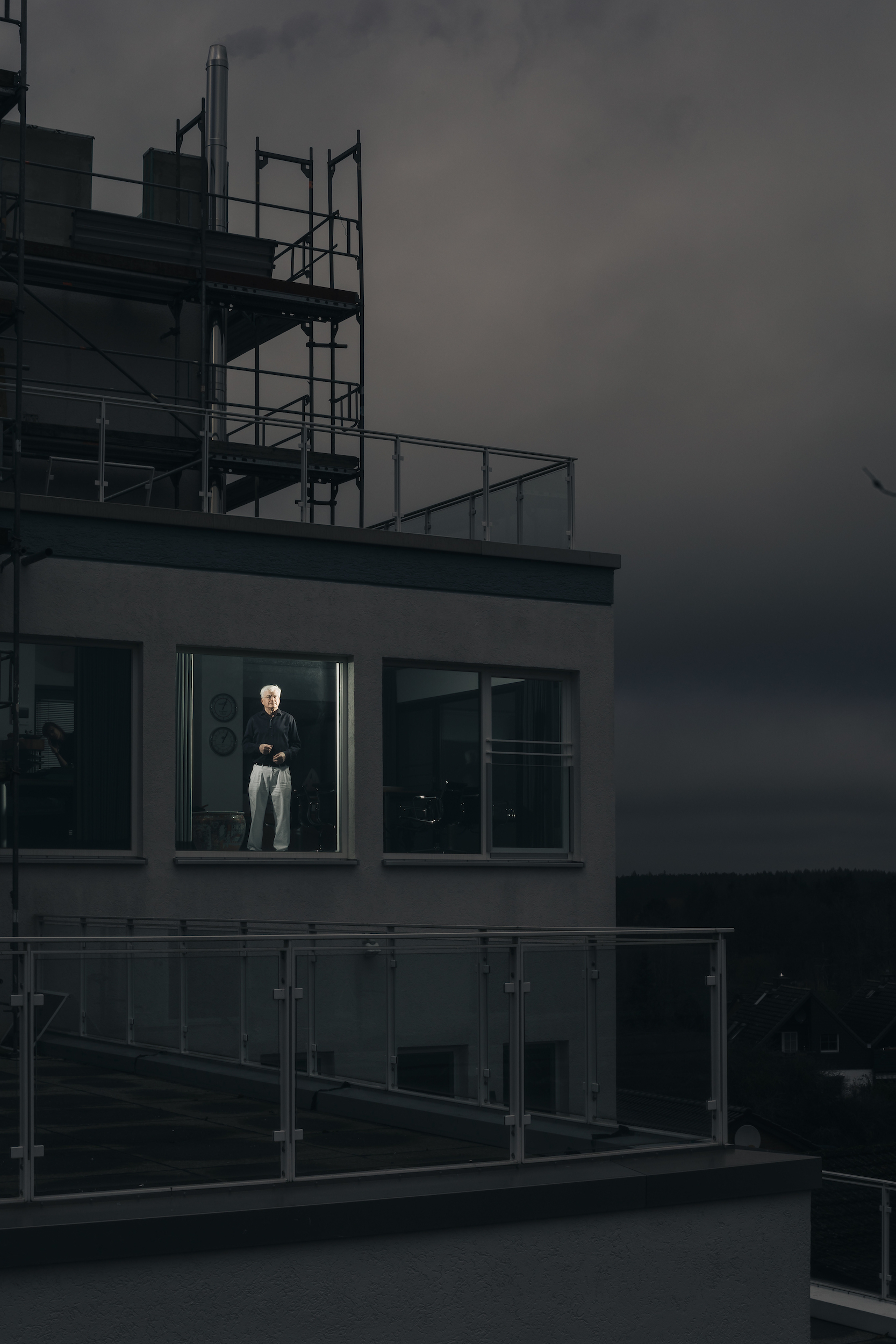 Winfried Stöcker à la fenêtre de son immeuble