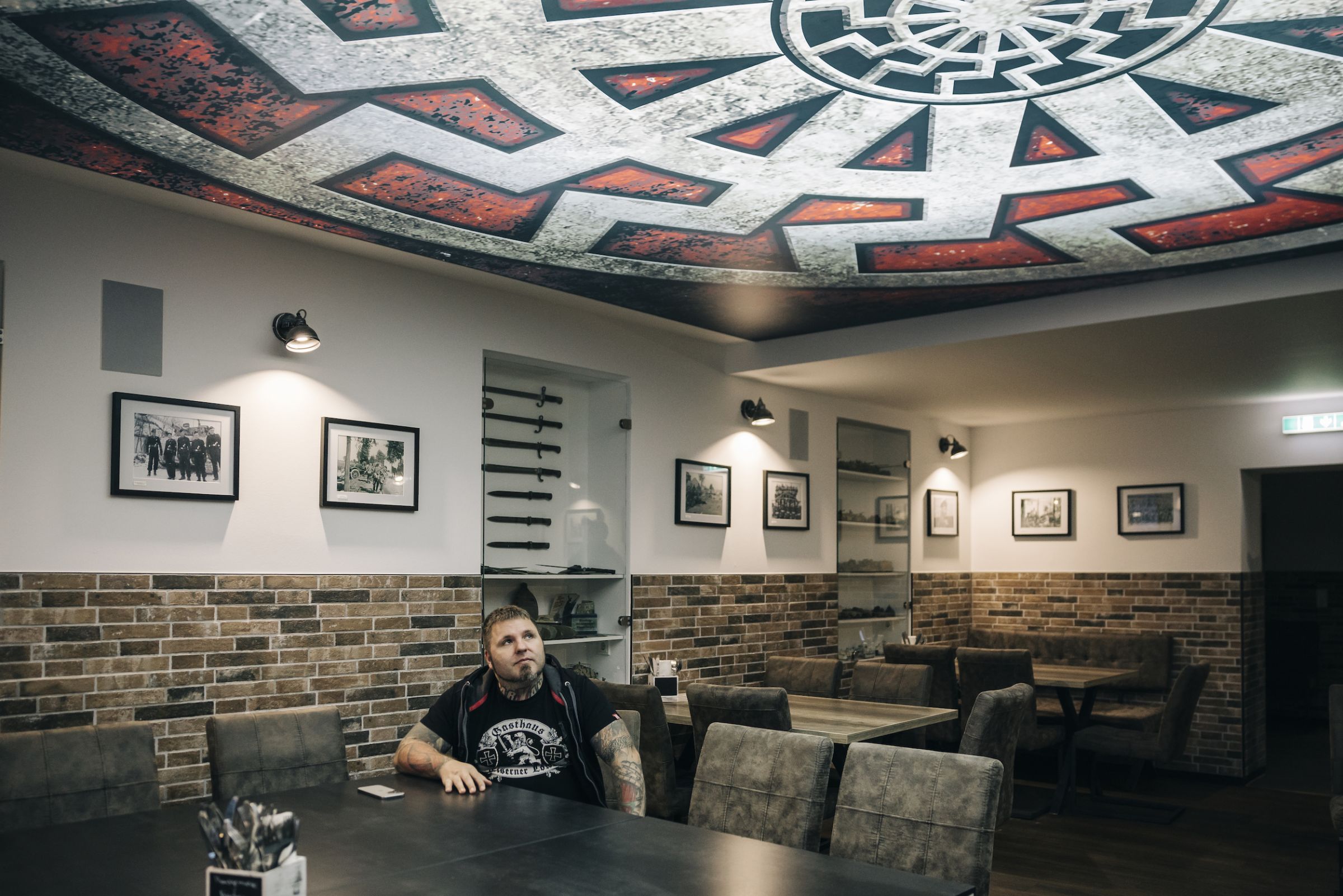 dans la salle d'un restaurant néonazi