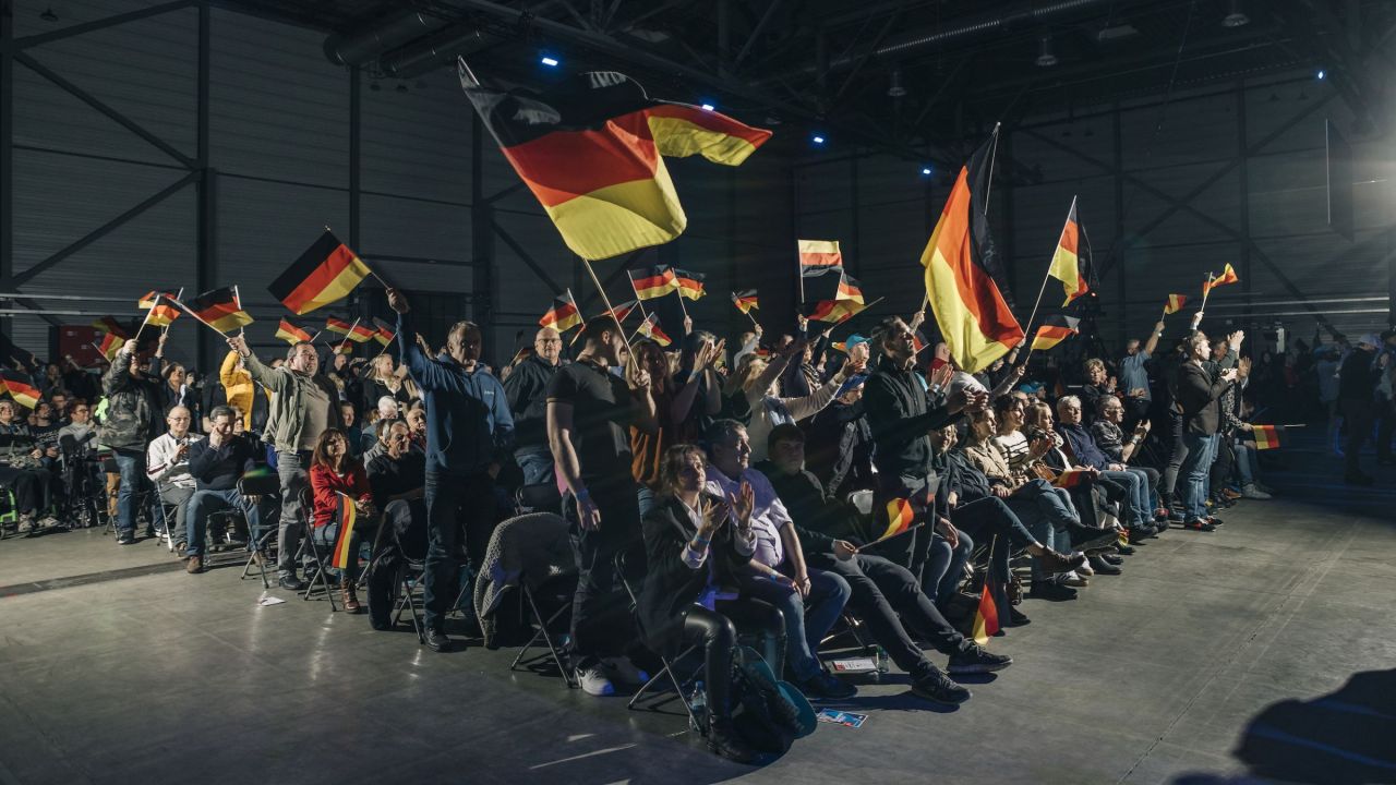 des militants de l'AfD avec des drapeaux allemands