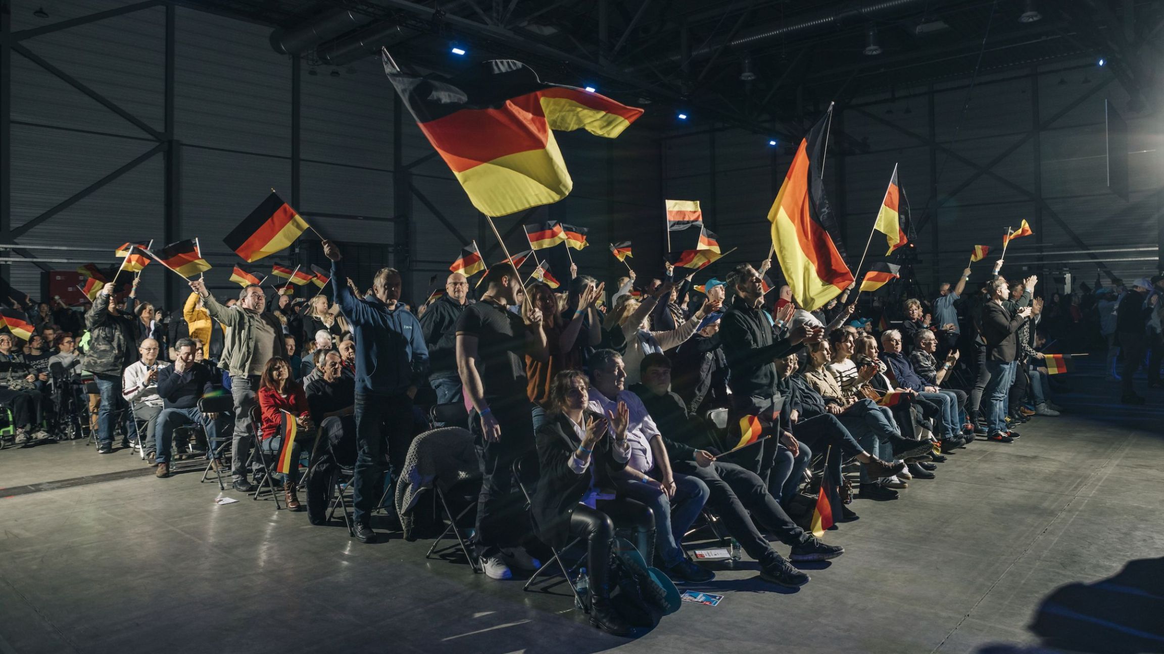 « Casse-toi, avec tes flashs de pédé » : l’inquiétant théâtre de l’AfD dans l’œil d’un photographe
