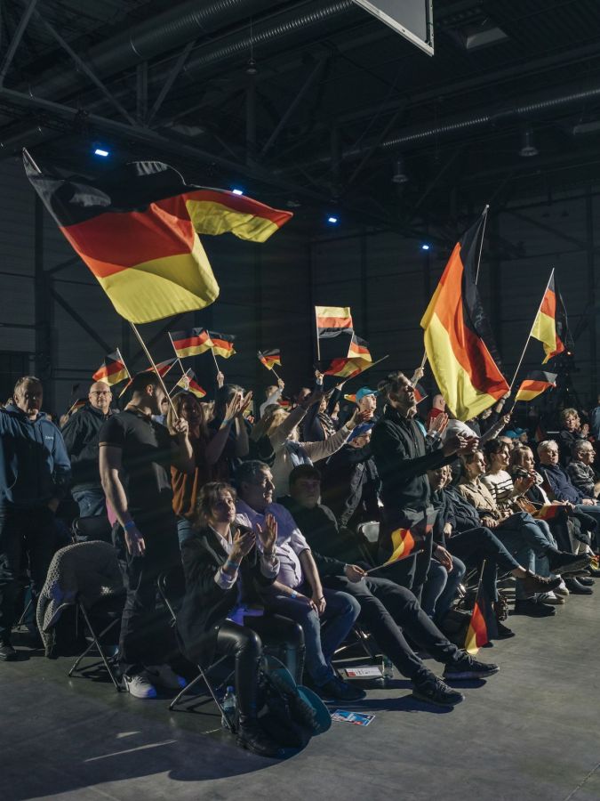 des militants de l'AfD avec des drapeaux allemands