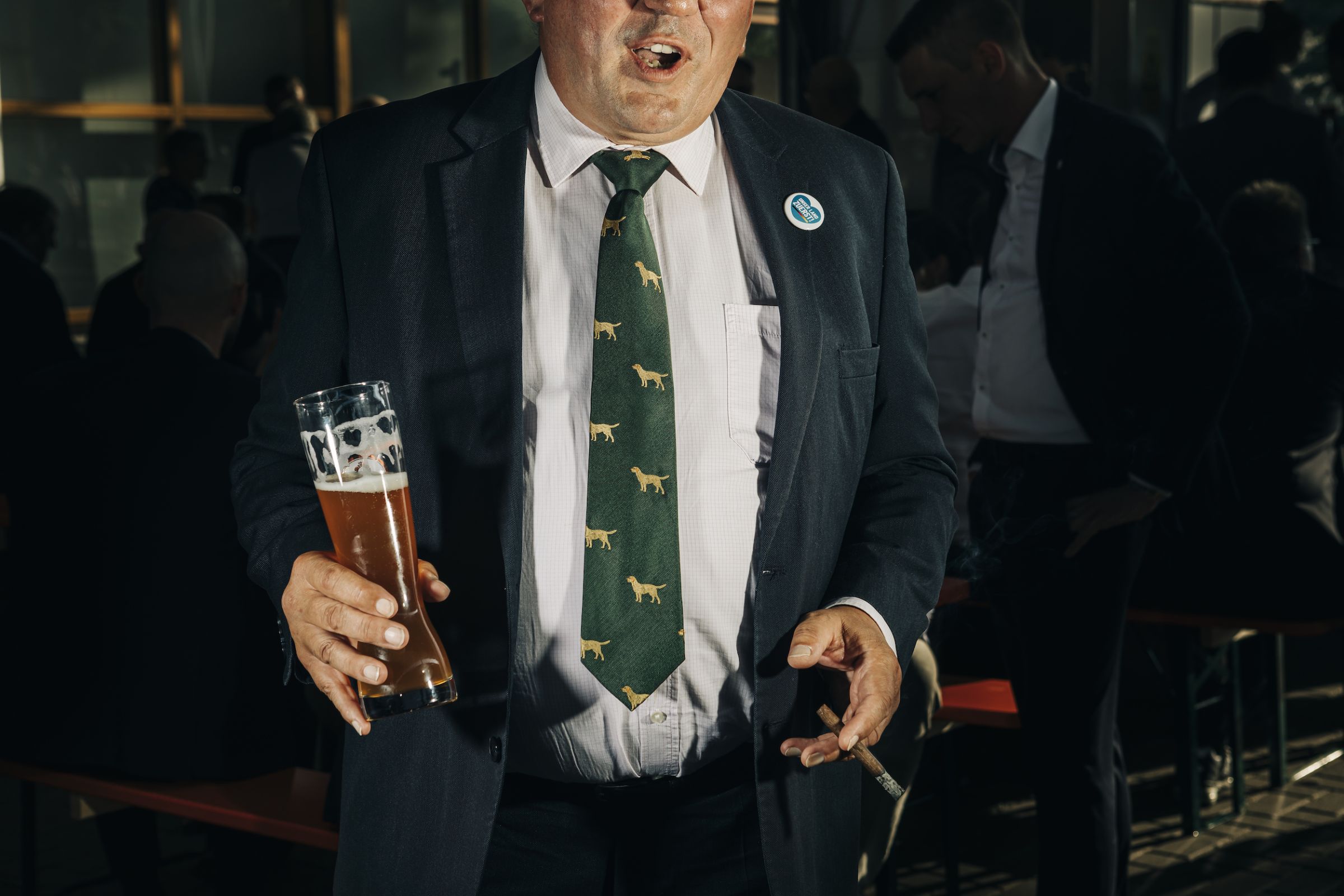le militant de l'AfD Peter Junker avec une bière