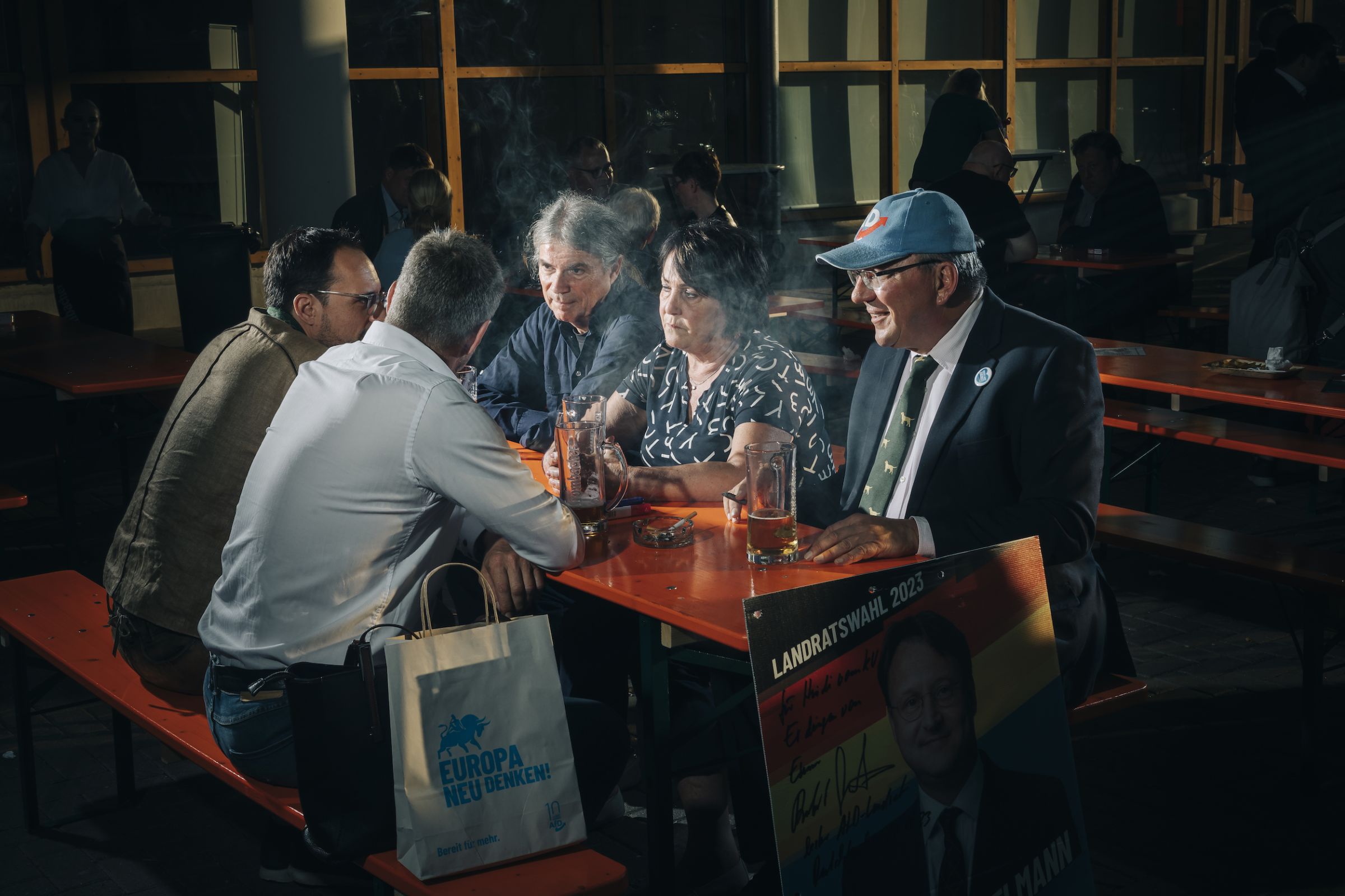 des militants de l'AfD attablés devant des bières