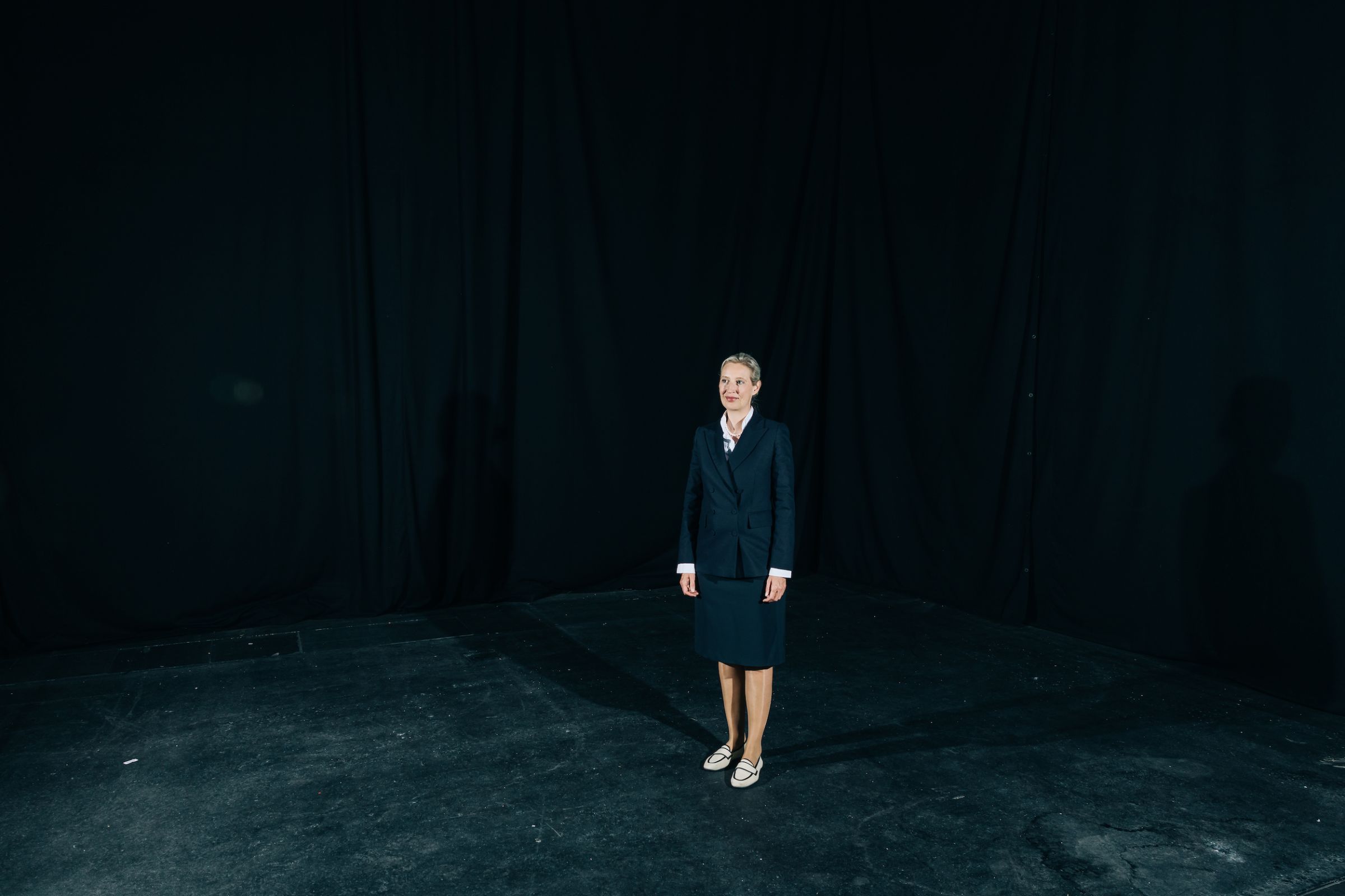 portrait d'Alice Weidel sur fond noir