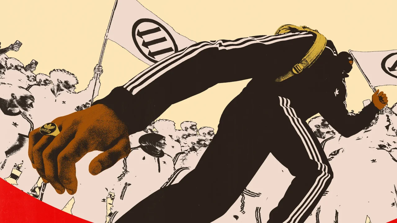 manifestant antifasciste avec baskets et survêtement Adidas